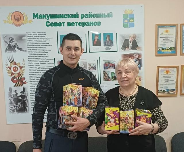 Депутаты в деле: народные избранники создают праздничное предновогоднее настроение для самых мудрых