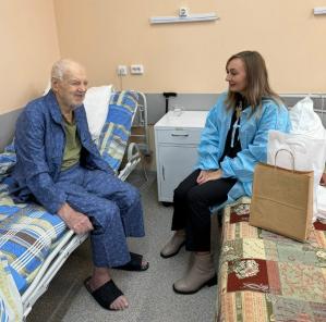 Оксана Бурсина посетила Курганский областной госпиталь для ветеранов войн