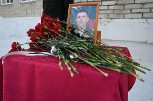 В Кургане открыли мемориальную доску памяти героя специальной военной операции Дениса Бикеева 