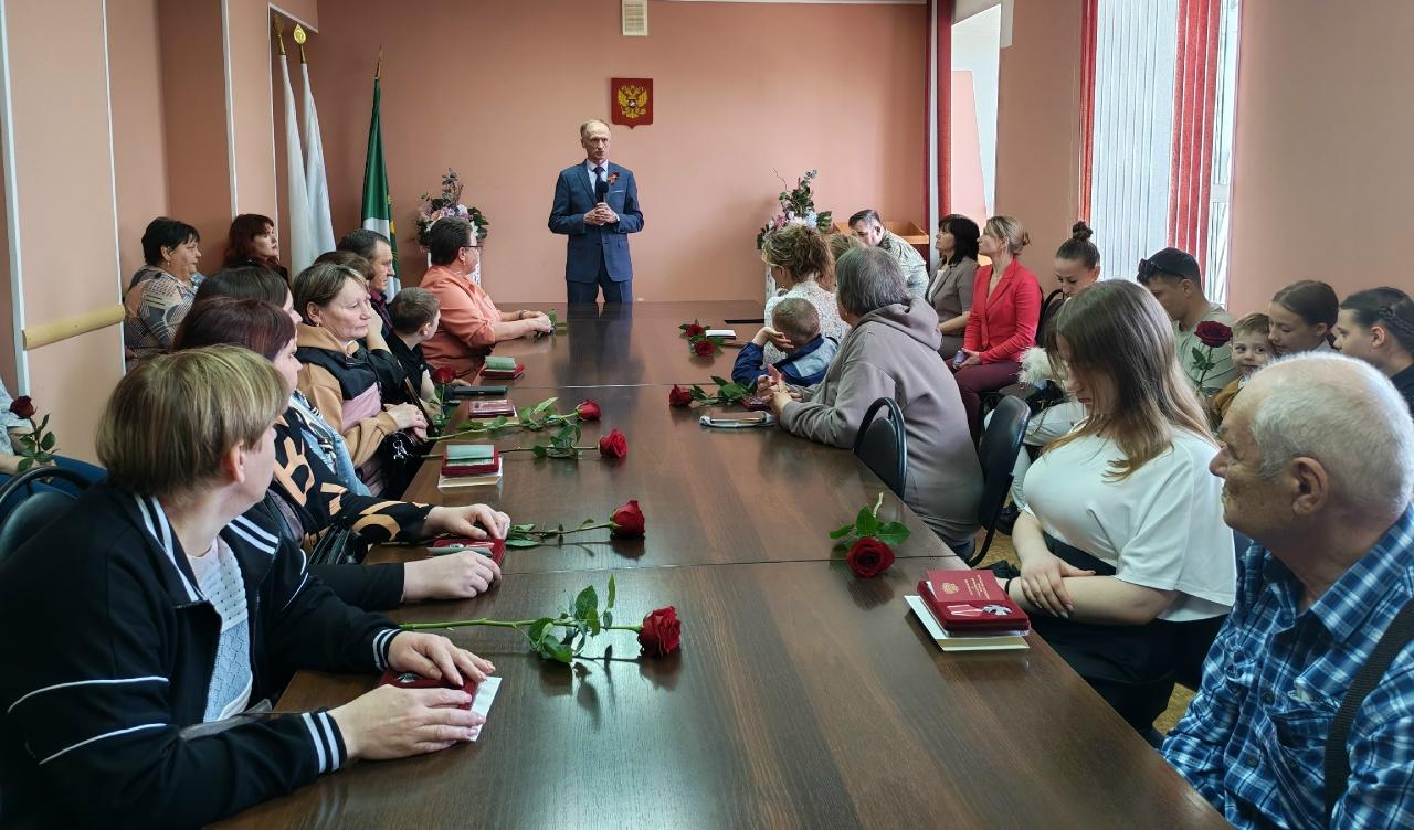 За плечами — подвиг. В руках — память. Их ждали, верили и помнят