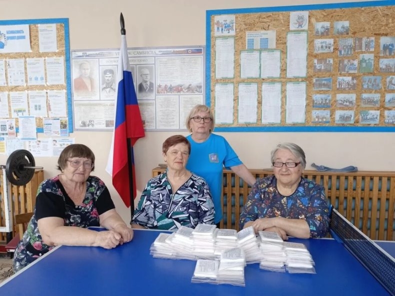 Ветераны-рукодельницы из клуба "Вдохновение" побывали в спортшколе