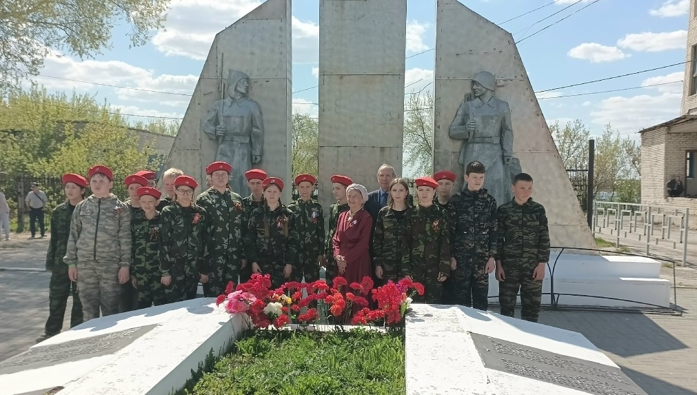 Стихи, рождённые войной: у стенда-панорамы «Спасибо, Вам, родные за Победу»