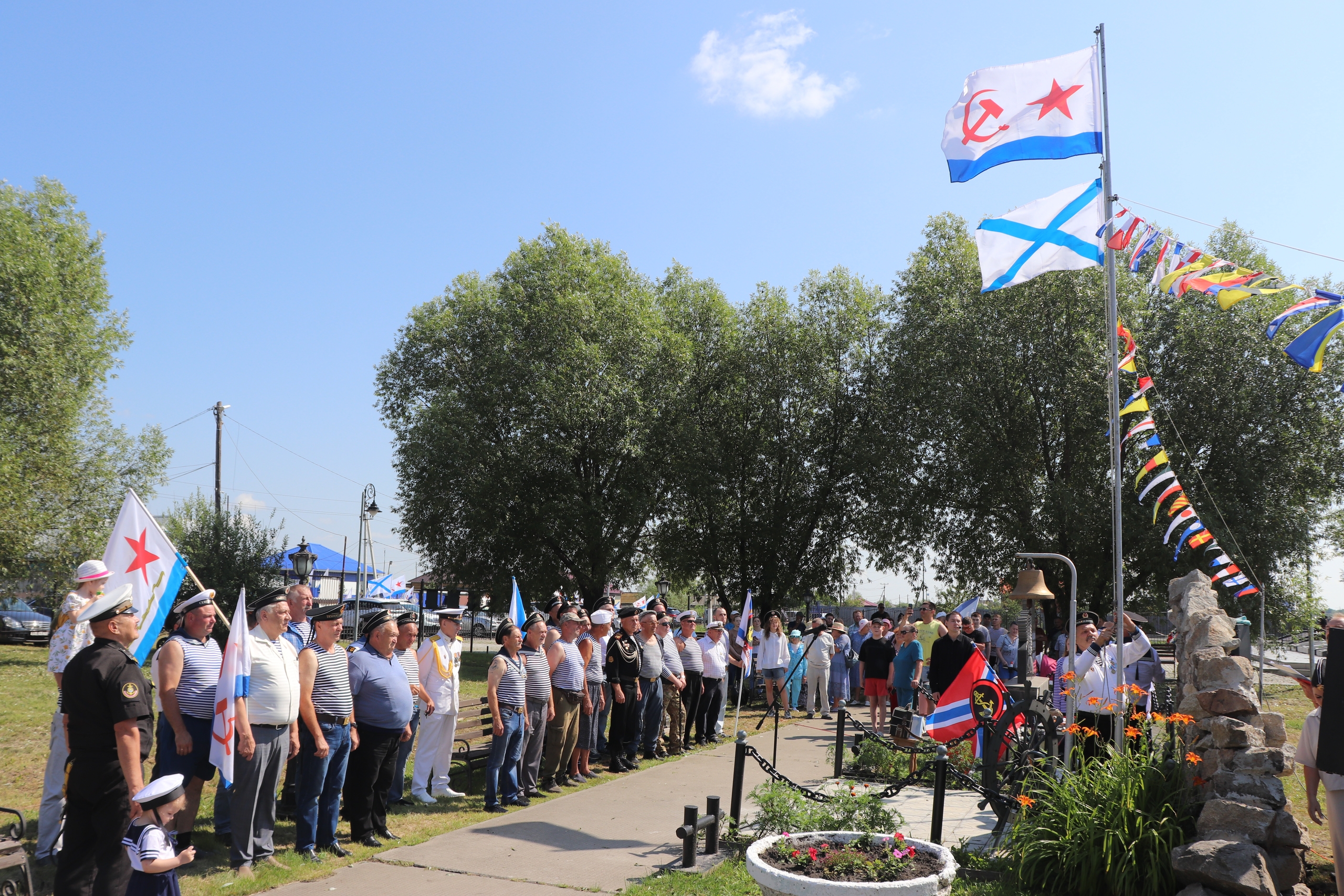 Сегодня в парке Победы звучали слова поздравления тем, кто в разные годы служил в Военно-морском флоте