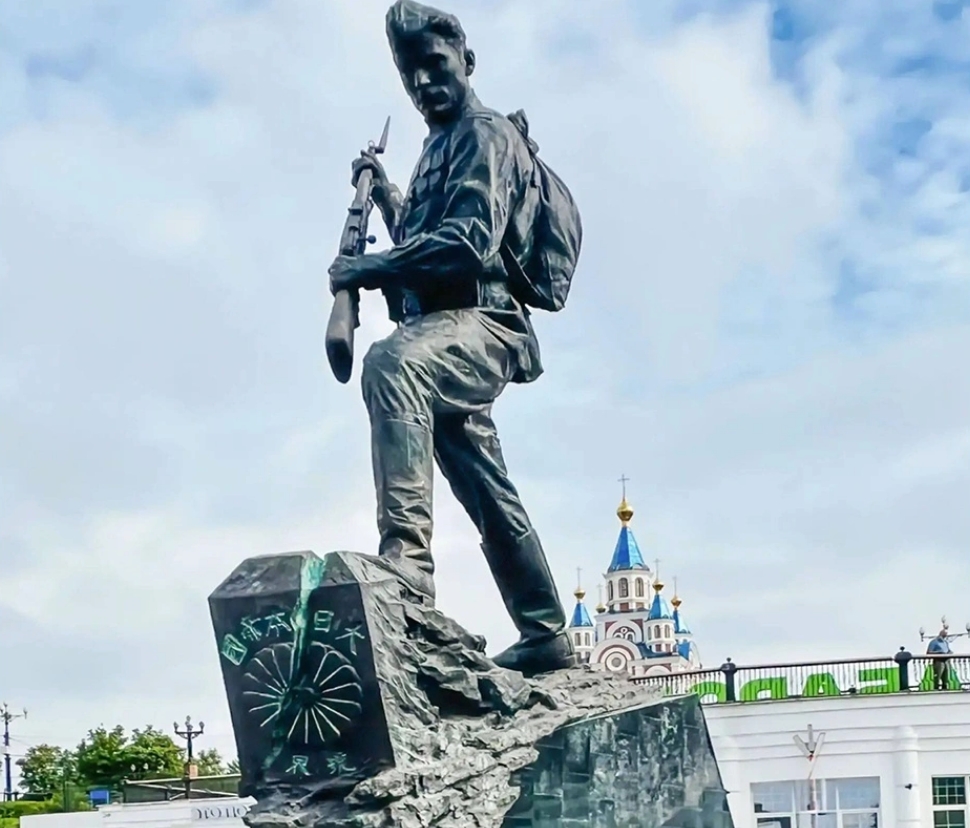 Япония потребовала убрать хризантему с нового памятника солдату в Хабаровске - Россия отказала