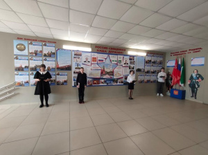 В гимназии № 32 прошло торжественное открытие патриотического панно «Герои России»