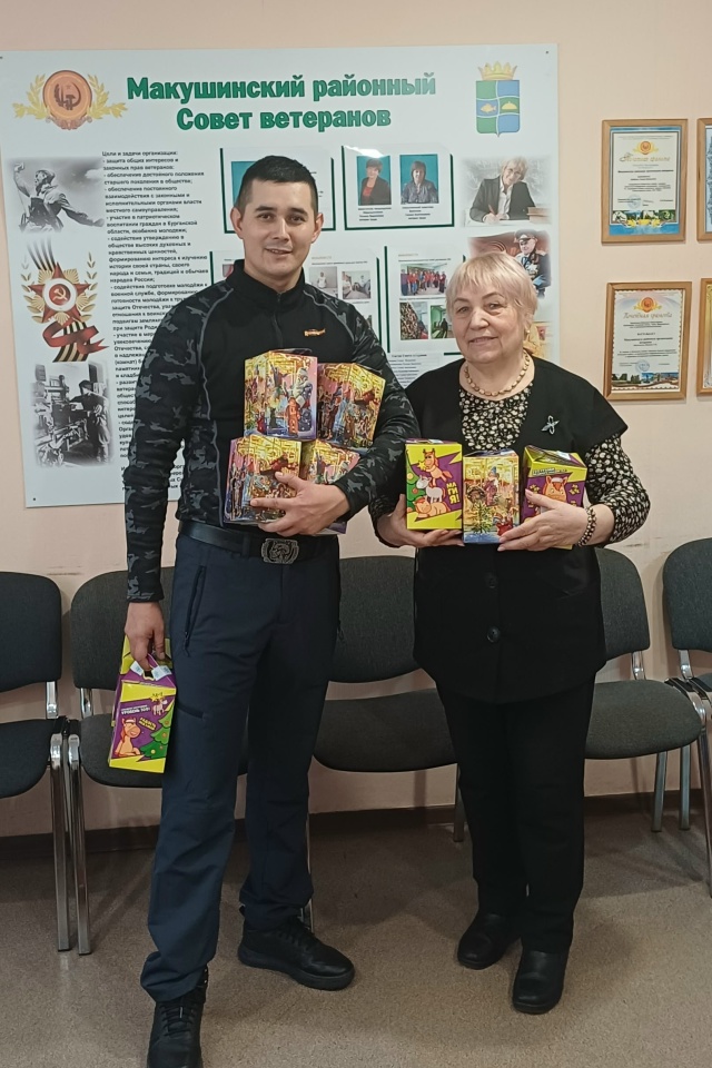 Депутаты в деле: народные избранники создают праздничное предновогоднее настроение для самых мудрых