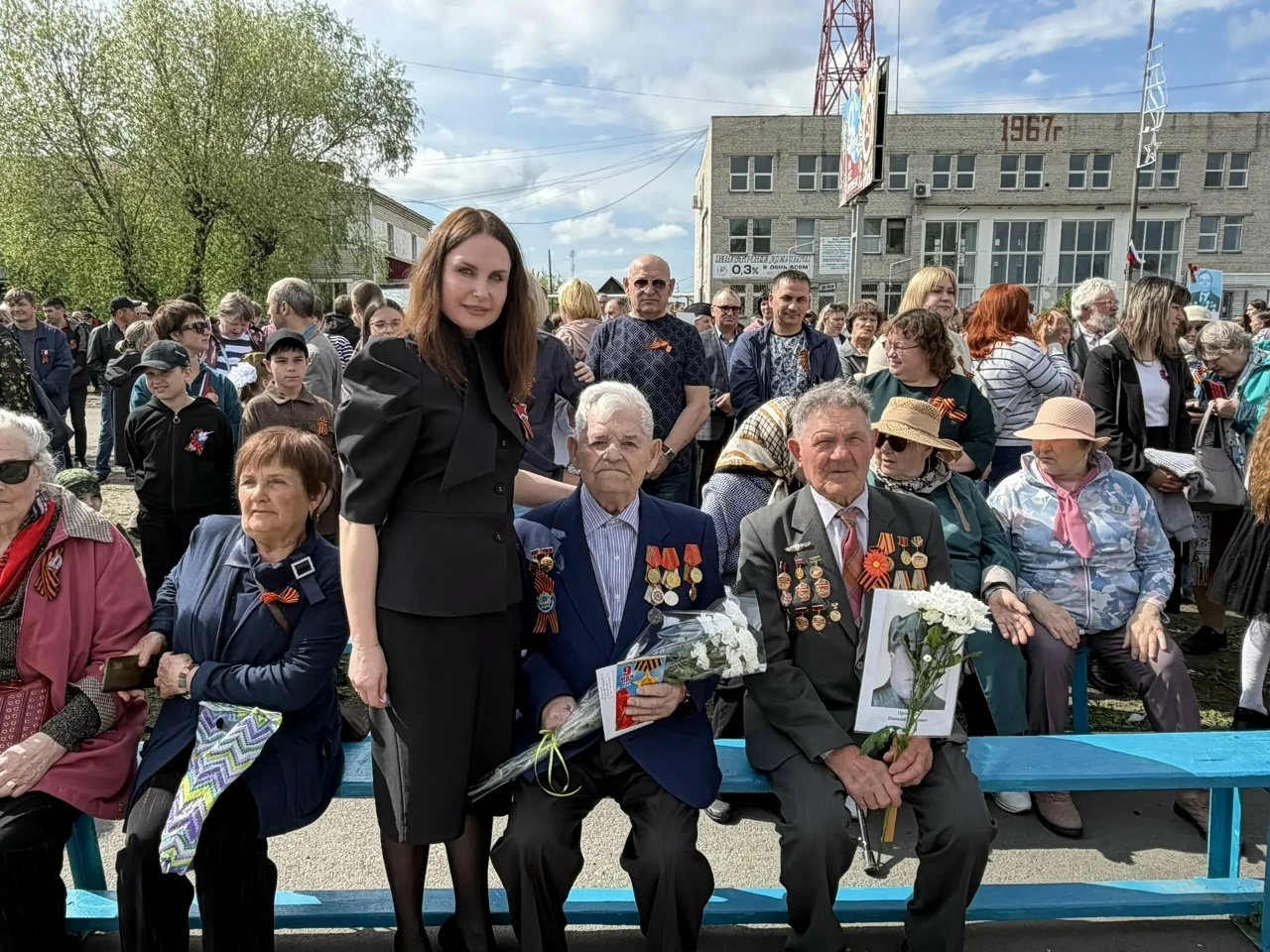 9 мая у Обелиска Славы собрались жители Притобольного округа, чтобы отметить 81-ю годовщину Великой Победы. 
