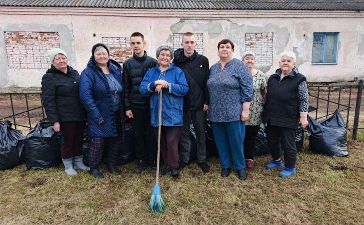Раскатихинские ветераны приняли участие в субботнике