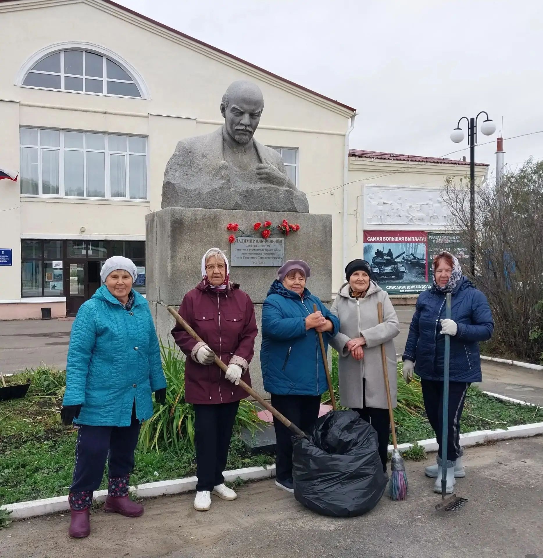 Сегодня пенсионеры с. Красная Звезда приняли участие в субботнике в центре села и учении ЧС