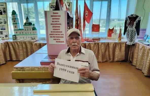 Встреча поколений: Батуринскую школу посетил выпускник 1959 года!