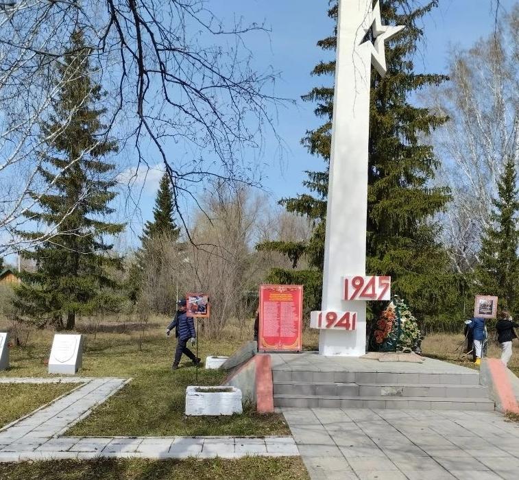 У обелиска в селе Ключи провели совместный субботник
