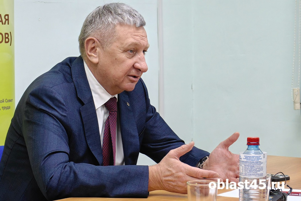 Курганский сенатор Сергей Муратов передал подарки ветеранам боевых действий