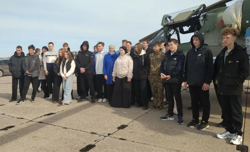 Далматовские школьники посетили вертолетную воинскую часть
