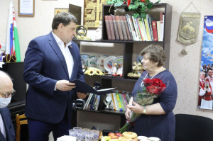 Заместитель председателя Курганской областной Думы Вадим Шумков поздравил Людмилу Урванцеву с 70-летием