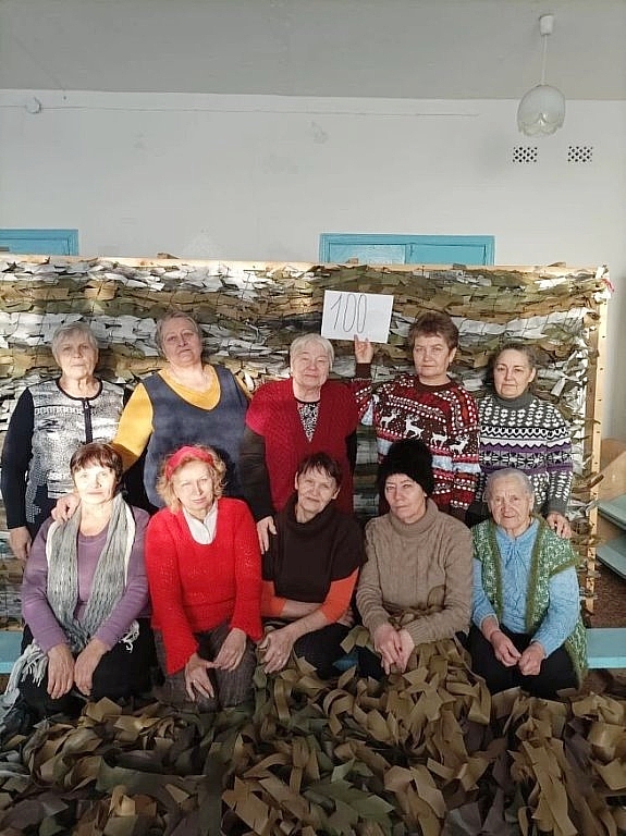 Серебряные волонтеры села Б-Курейное: «В каждую петлю вкладываем частичку веры в победу»