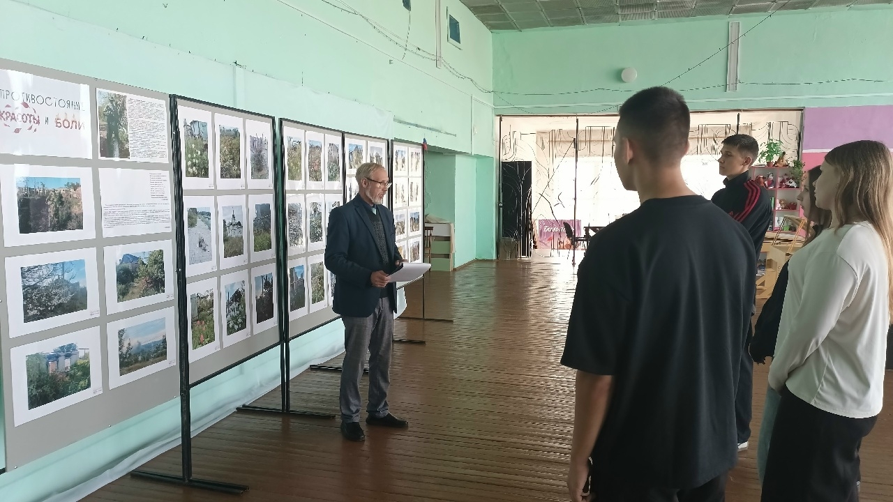 Память, застывшая в кадре: курсантам ДОСААФ представили выставку участника СВО