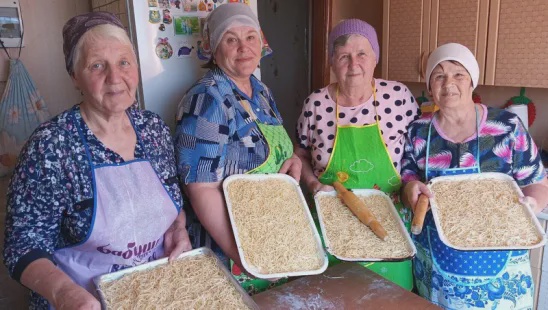 Производство домашней лапши для изготовления сухих супов ребятам на фронт