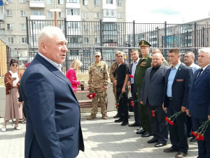 1 июля в Кургане прошло торжественное возложение цветов к мемориальному комплексу воинам-зауральцам