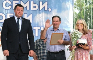 Ветеранам Курганмашзавода 8 июля вручили памятные медали «За любовь и верность»