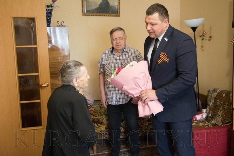 Глава Кургана поздравил ветерана Великой Отечественной войны с Днем Победы