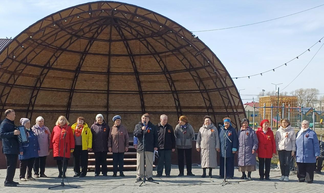 Победная весна объединила сердца: концерт и выставка «Своих не бросаем» в Макушинском округе