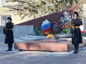 В Кургане в День защитника Отечества прошла торжественная церемония возложения цветов к Вечному огню