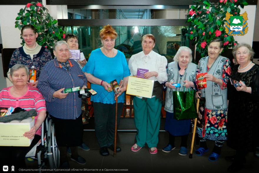 В Шадринске «серебряные» волонтёры из геронтологического центра «Спутник» приняли участие во Всероссийской акции «Бабушкина забота».