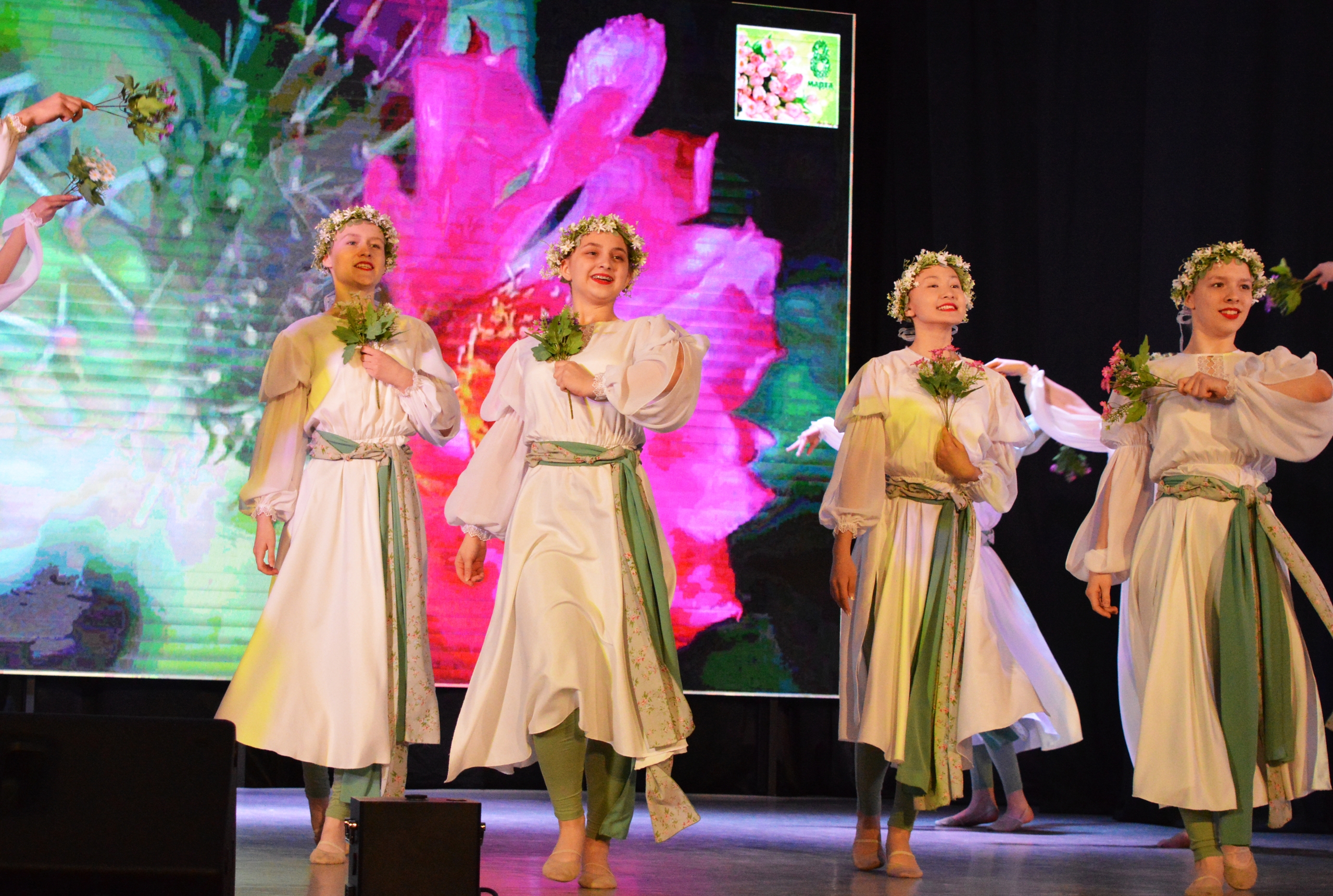 Подарили женщинам цветы, настроение и позитив!