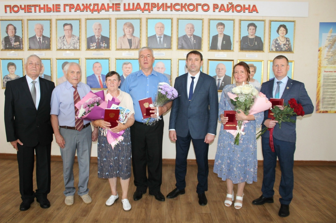 Лауреатам 2026 года вручили знаки "За заслуги перед Шадринским муниципальным округом"