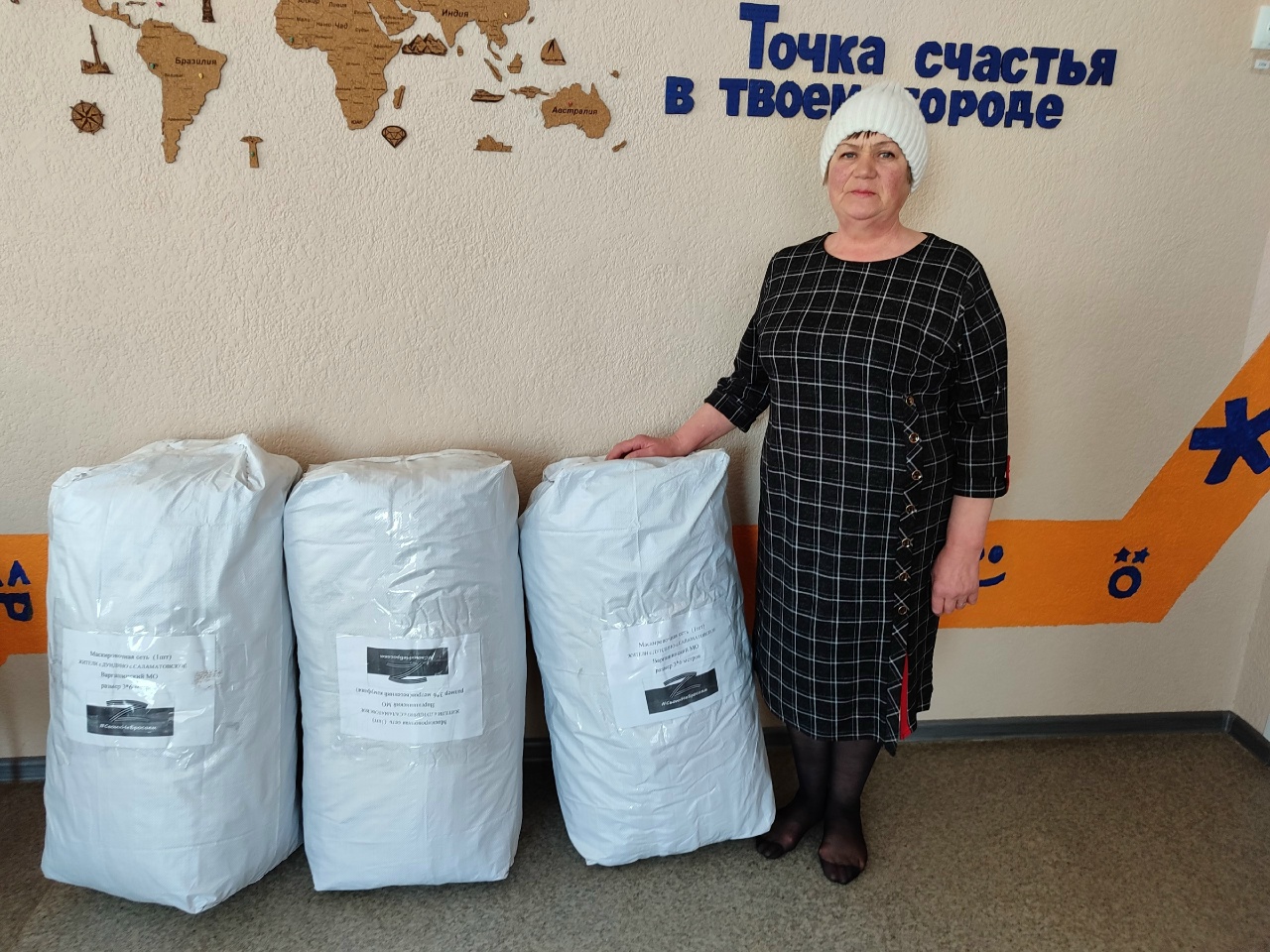 Жители сёл Дундино и Саламатовское сплели маскировочные сети для солдат СВО