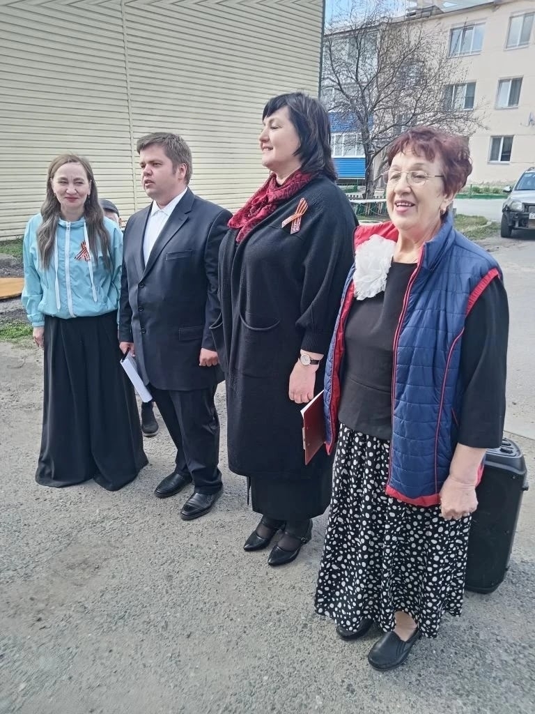 «Поём всем двором»: на улице Мелиораторов прошёл концерт песен военных лет