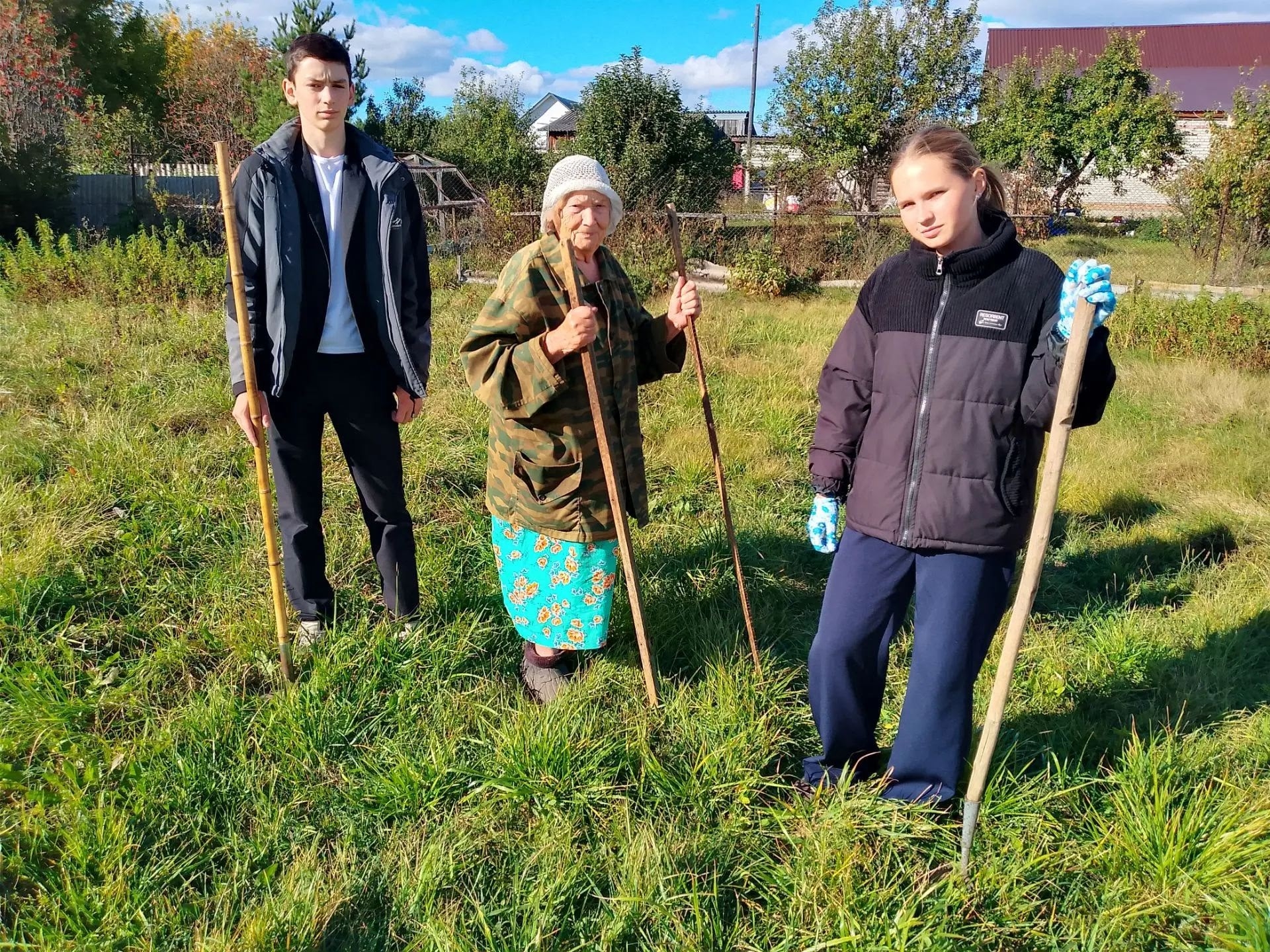  В рамках акции «Забота» школьники вместе с Советом ветеранов помогли в огороде Анне Алексеевне Стариковой.