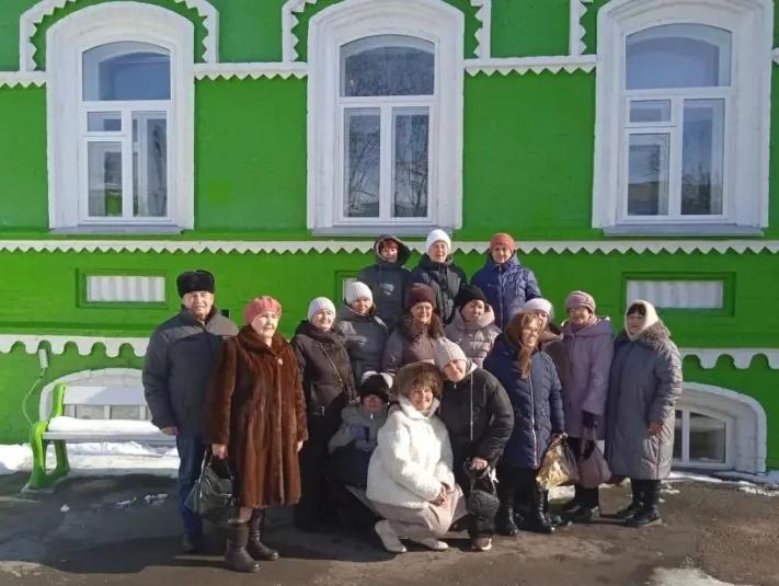 В Мокроусовском совете ветеранов встретили делегацию из Петухово 