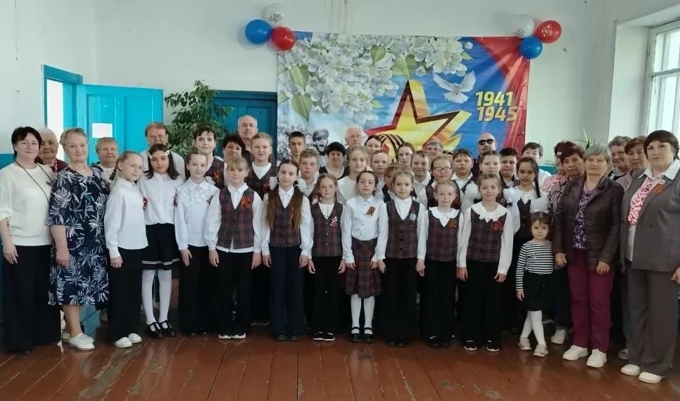 Единство поколений в Верхнем Яре Далматовского округа: песни Победы и тепло встреч