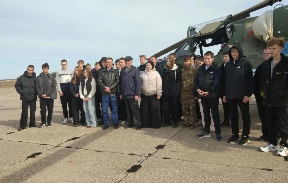 Далматовские школьники посетили вертолетную воинскую часть