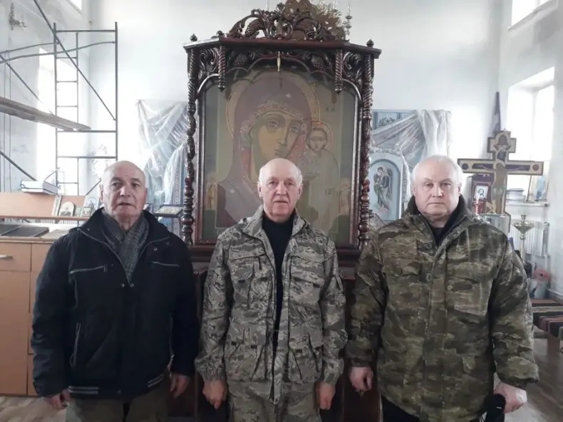 В Храме Покрова Пресвятой Богородицы ветераны установили станок для плетения масксетей