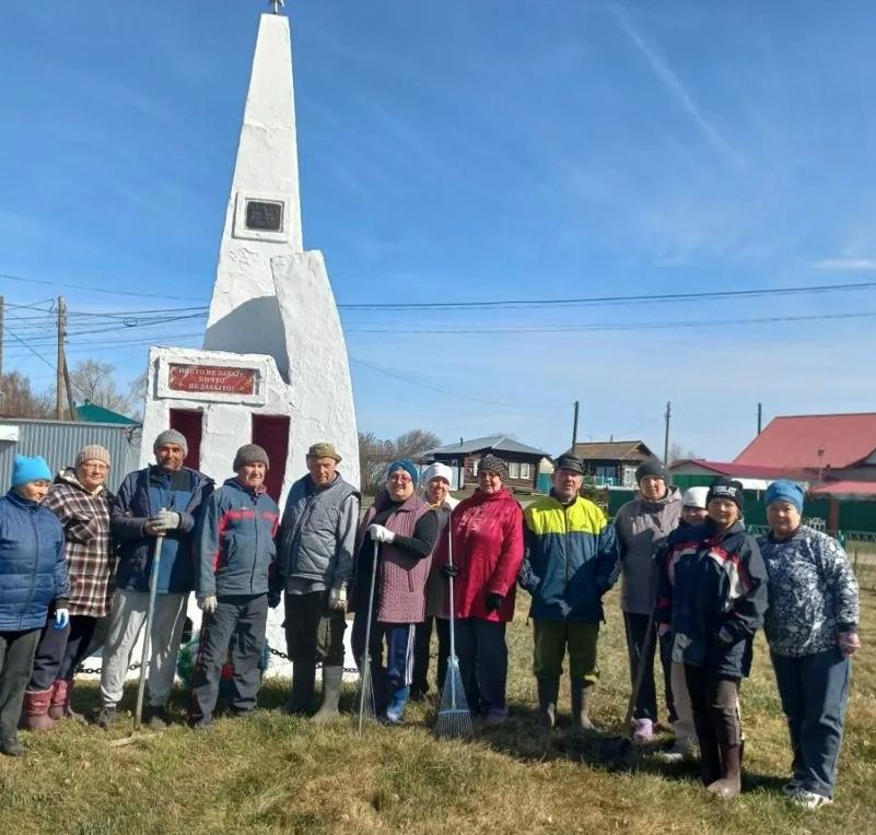 В преддверии дня Победы в с. Верхний Яр прошел субботник