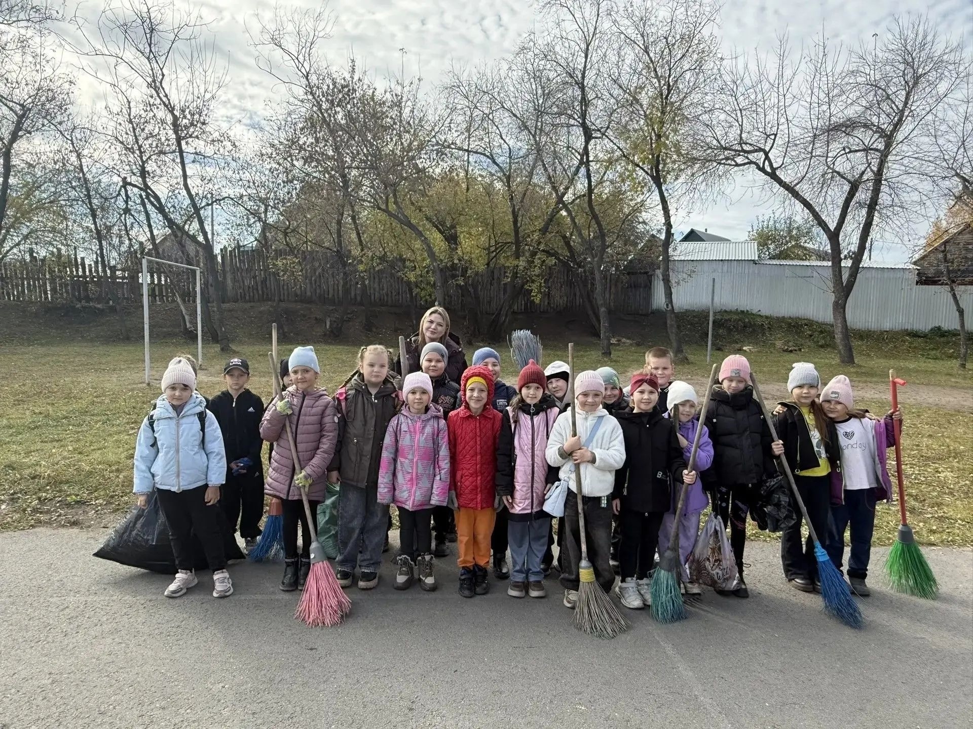 Осенний субботник в Куртамышской средней школе №1: чисто, дружно, весело
