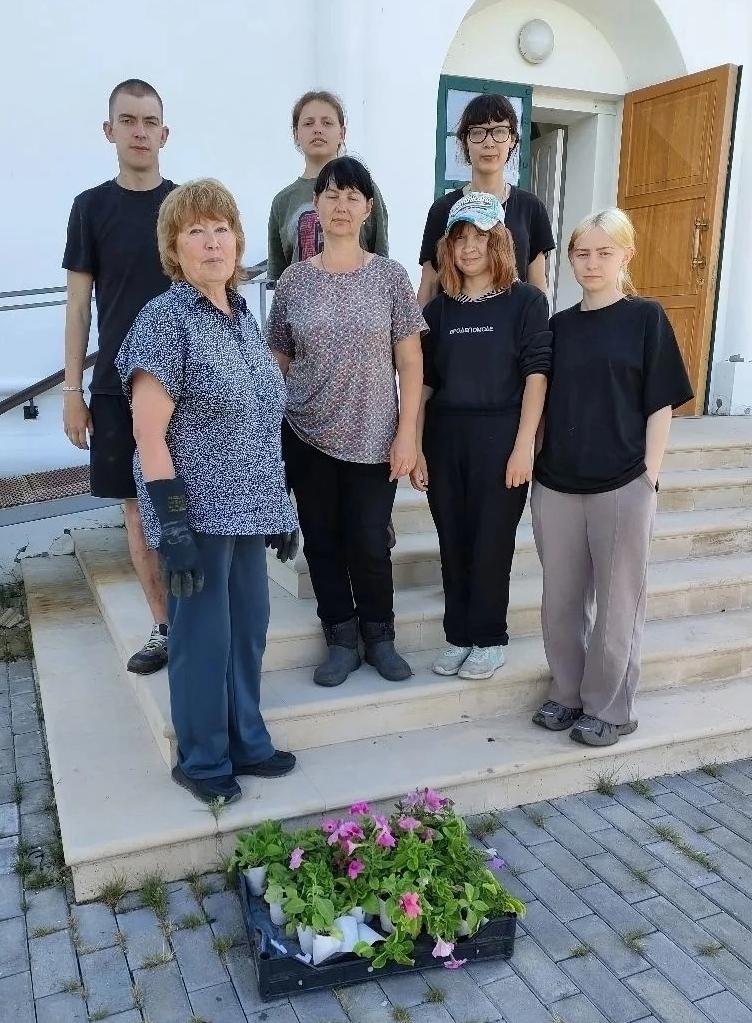 Посаженные с любовью: студенты-цветоводы высадили цветы у храма Преображения Господня